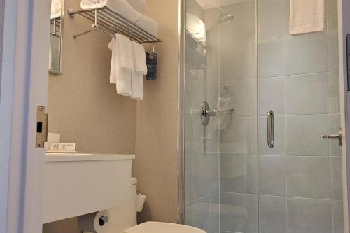 Habitación adaptada para personas con movilidad reducida con bañera adaptada - 1 cama extragrande del hotel Fairfield Inn & Suites Brooklyn. Foto 3