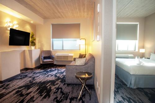 Suite con cama extragrande y sofá cama del hotel Fairfield Inn & Suites Brooklyn. Foto 3