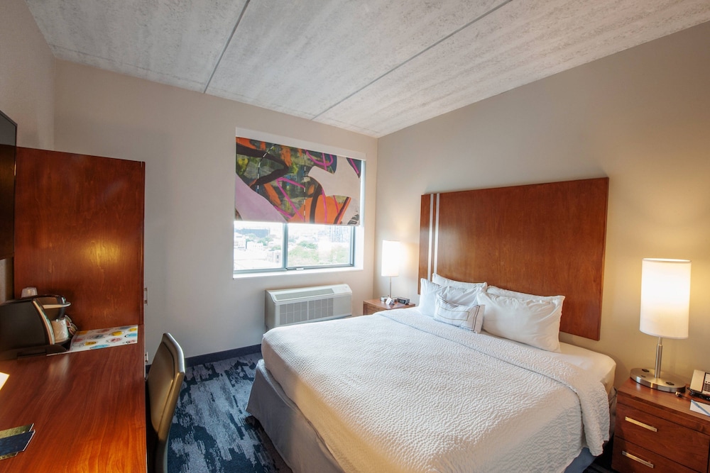 Habitación, 1 cama de matrimonio grande, balcón del hotel Fairfield Inn & Suites Brooklyn