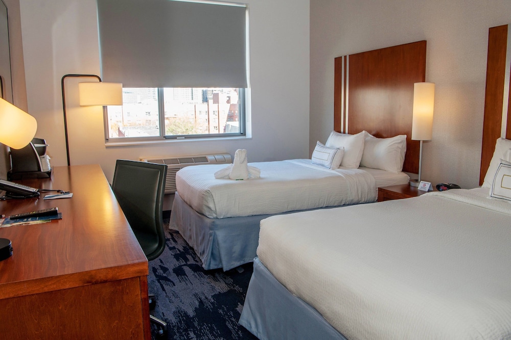 Habitación, 2 camas dobles, bañera accesible (Roll - in Shower) del hotel Fairfield Inn & Suites Brooklyn