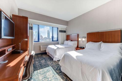 Habitación Doble para no fumadores con vistas a la ciudad - 2 camas dobles del hotel Vista LIC Hotel, Premier Collection by Best Western. Foto 1