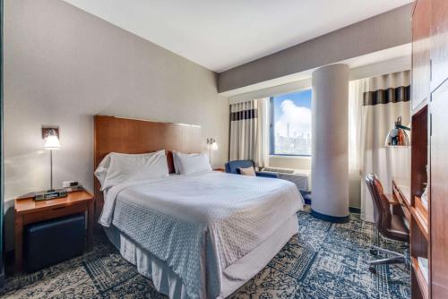 Habitación Corner con vistas a la ciudad - Cama extragrande - No Fumadores del hotel Vista LIC Hotel, Premier Collection by Best Western