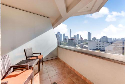 Habitación con cama extragrande, balcón y vistas a la ciudad del hotel Vista LIC Hotel, Premier Collection by Best Western. Foto 2