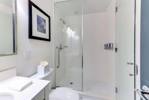 Habitación con cama extragrande, balcón y vistas a la ciudad del hotel Vista LIC Hotel, Premier Collection by Best Western. Foto 5