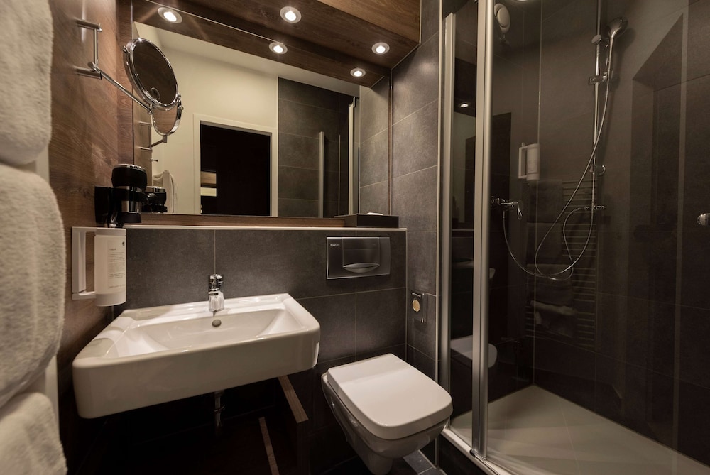 Habitación estándar con 2 camas individuales del hotel Ibis Styles Rosenheim. Foto 8