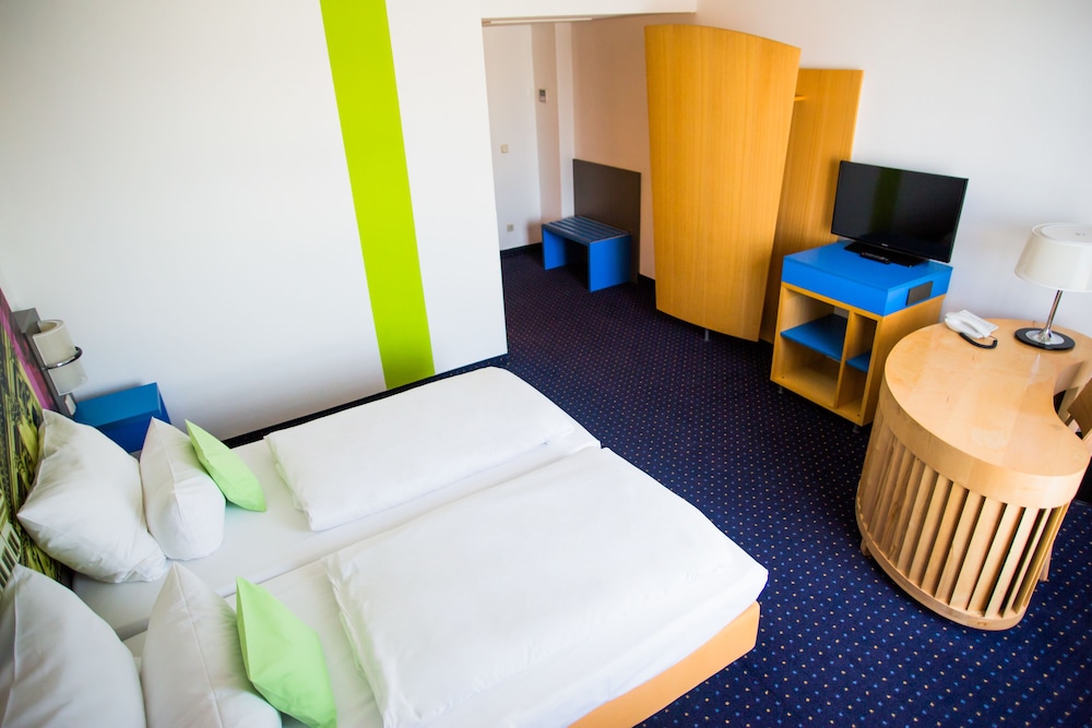 Habitación estándar con camas individuales del hotel Ibis Styles Leipzig. Foto 1
