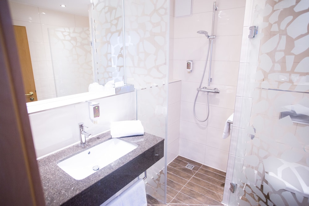 Habitación estándar con camas individuales del hotel Ibis Styles Leipzig. Foto 2