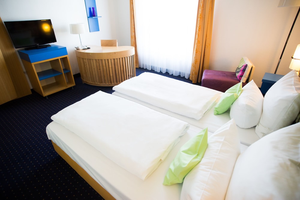 Habitación estándar con camas individuales del hotel Ibis Styles Leipzig. Foto 3