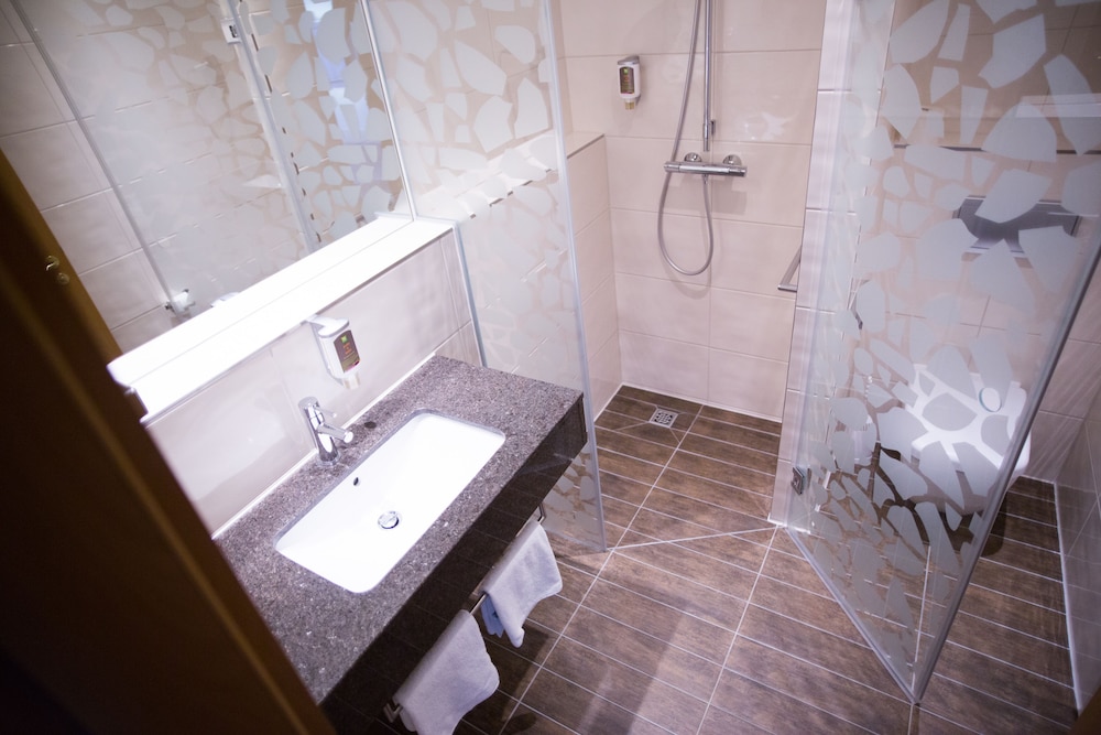 Habitación estándar con 1 cama doble (160x200 cm) del hotel Ibis Styles Leipzig. Foto 3