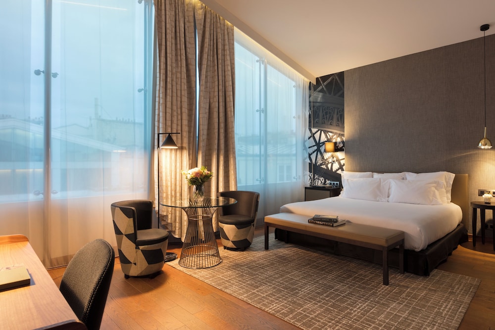 Habitación Deluxe del hotel La Clef Tour Eiffel Paris The Crest Collection. Foto 4