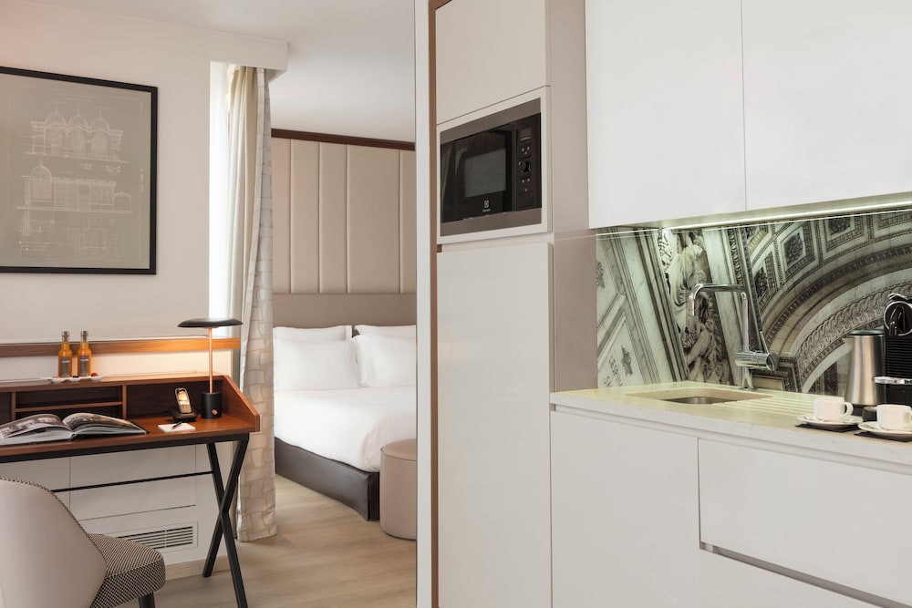 Habitación Premium (Superior) del hotel La Clef Tour Eiffel Paris The Crest Collection. Foto 3