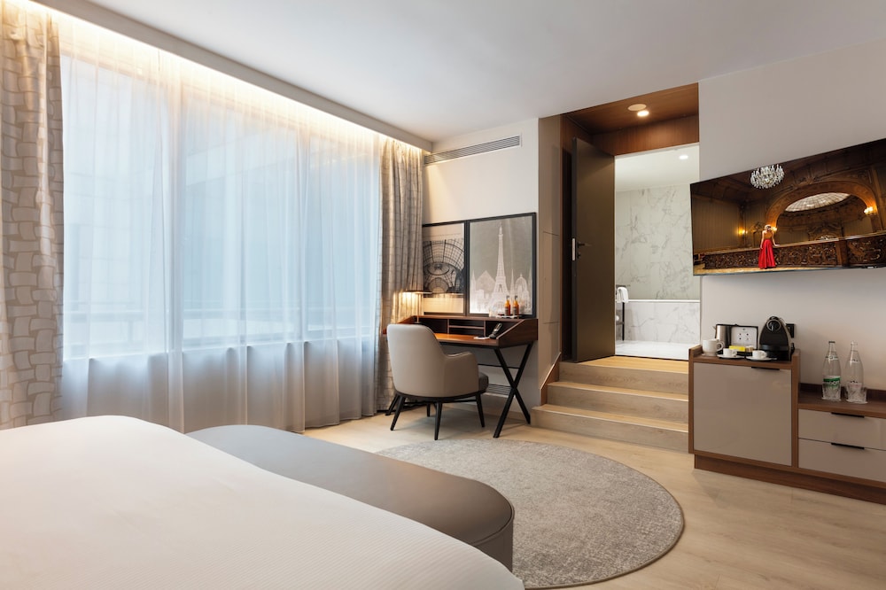 Habitación Premium (Superior) del hotel La Clef Tour Eiffel Paris The Crest Collection. Foto 7