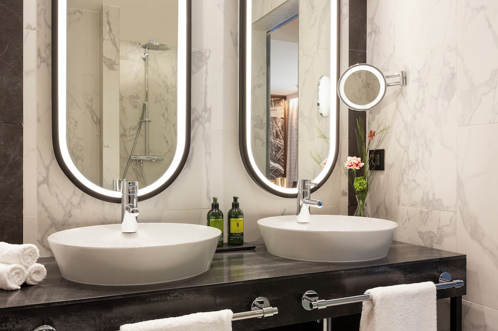 Habitación Premium (Superior) del hotel La Clef Tour Eiffel Paris The Crest Collection. Foto 8