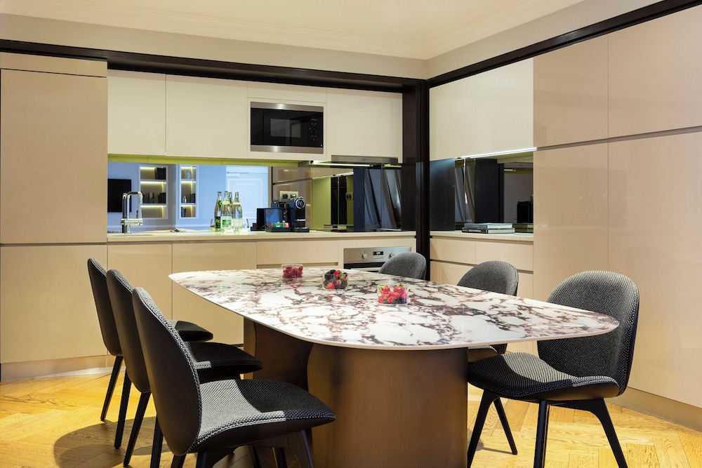 Suite (The Eiffel Tower) del hotel La Clef Tour Eiffel Paris The Crest Collection. Foto 3