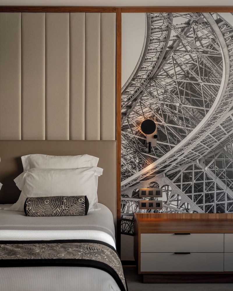 Suite junior del hotel La Clef Tour Eiffel Paris The Crest Collection. Foto 2