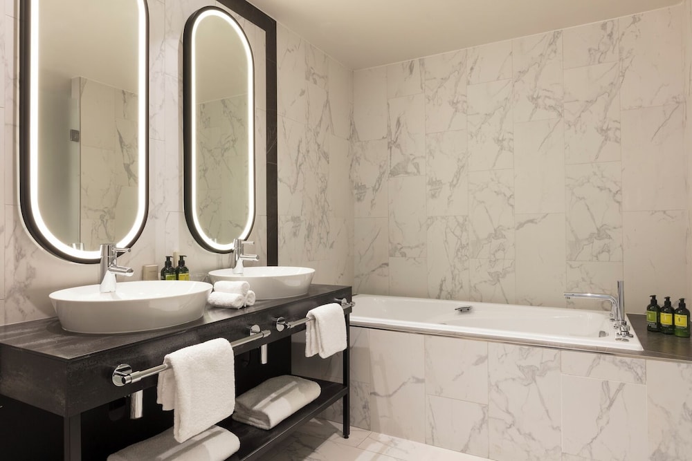 Suite Junior del hotel La Clef Tour Eiffel Paris The Crest Collection. Foto 4