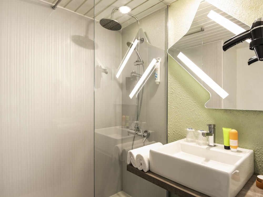 Habitación estándar, 2 camas individuales del hotel Ibis Budget Saint Ouen L'aumône. Foto 3