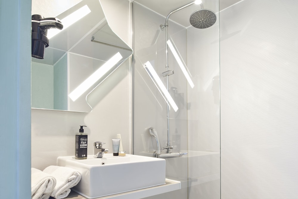 Habitación estándar, 2 camas individuales del hotel Ibis Budget Saint Ouen L'aumône. Foto 4