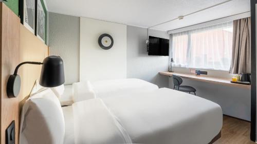 Habitación Doble Estándar - 2 camas del hotel CAMPANILE BORDEAUX NORD - Le Lac. Foto 6