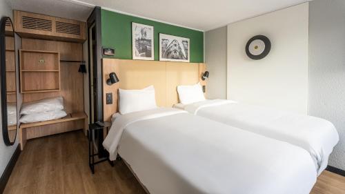 Habitación Doble Estándar - 2 camas del hotel CAMPANILE BORDEAUX NORD - Le Lac. Foto 7