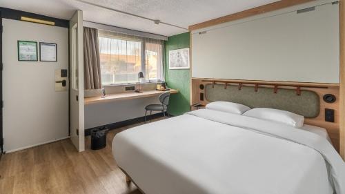 Standard Room - 1 Queen Bed 1 Bunk Bed del hotel CAMPANILE BORDEAUX NORD - Le Lac. Foto 3