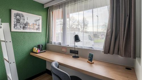 Standard Room - 1 Queen Bed 1 Bunk Bed del hotel CAMPANILE BORDEAUX NORD - Le Lac. Foto 4