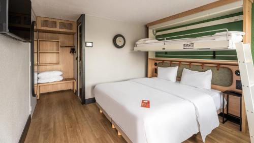 Standard Room - 1 Queen Bed 1 Bunk Bed del hotel CAMPANILE BORDEAUX NORD - Le Lac. Foto 5