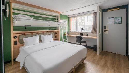 Standard Room - 1 Queen Bed 1 Bunk Bed del hotel CAMPANILE BORDEAUX NORD - Le Lac. Foto 6