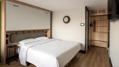 Standard Room - 1 Queen Bed 1 Bunk Bed del hotel CAMPANILE BORDEAUX NORD - Le Lac. Foto 8