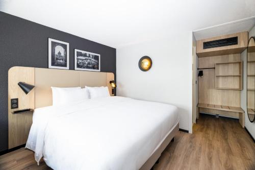 Habitación Superior - 1 cama extragrande del hotel CAMPANILE BORDEAUX NORD - Le Lac