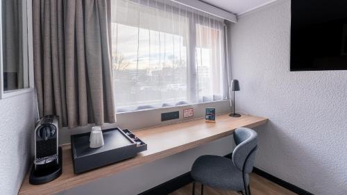 Habitación Superior - 1 cama extragrande del hotel CAMPANILE BORDEAUX NORD - Le Lac. Foto 4