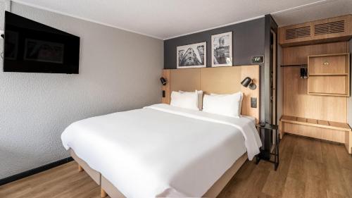 Habitación Superior - 1 cama extragrande del hotel CAMPANILE BORDEAUX NORD - Le Lac. Foto 5