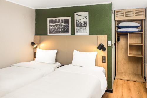 Two Standard Connecting Rooms with One Queen Bed and Two Single Beds del hotel CAMPANILE BORDEAUX NORD - Le Lac