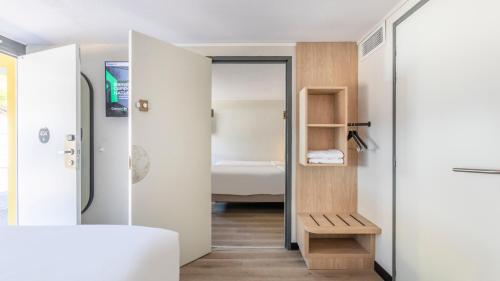 Two Standard Connecting Rooms with One Queen Bed and Two Single Beds del hotel CAMPANILE BORDEAUX NORD - Le Lac. Foto 1