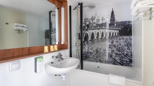 Two Standard Connecting Rooms with One Queen Bed and Two Single Beds del hotel CAMPANILE BORDEAUX NORD - Le Lac. Foto 4