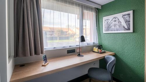 Two Standard Connecting Rooms with One Queen Bed and Two Single Beds del hotel CAMPANILE BORDEAUX NORD - Le Lac. Foto 5
