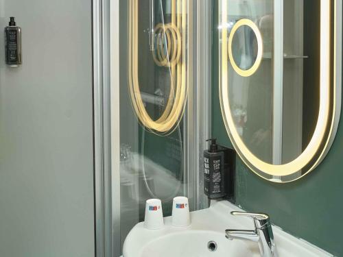 Habitación Doble Junior del hotel Ibis Annecy Cran Gevrier. Foto 2