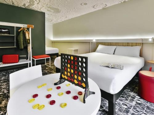 Habitación Familiar del hotel Ibis Annecy Cran Gevrier. Foto 1