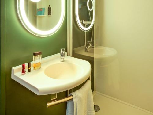 Habitación Doble Estándar del hotel Ibis Annecy Cran Gevrier. Foto 6