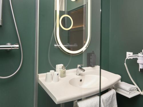Habitación Doble Estándar - 2 camas del hotel Ibis Annecy Cran Gevrier. Foto 1