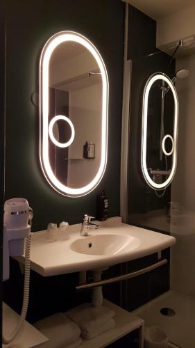 Habitación Doble Estándar - 2 camas del hotel Ibis Annecy Cran Gevrier. Foto 9