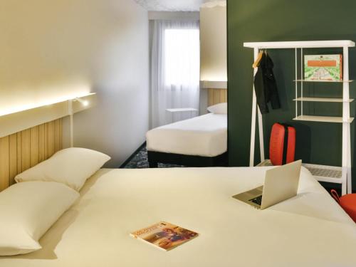 Habitación Estándar - 1 cama doble y 1 individual del hotel Ibis Annecy Cran Gevrier. Foto 4