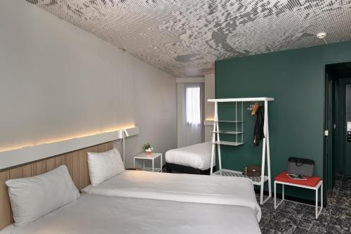 Habitación Estándar - 1 cama doble y 1 individual del hotel Ibis Annecy Cran Gevrier. Foto 9