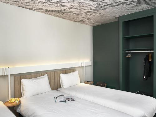 Habitación con 3 camas individuales del hotel Ibis Annecy Cran Gevrier