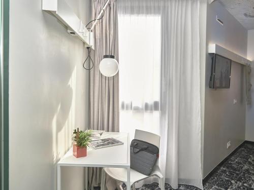 Habitación con 3 camas individuales del hotel Ibis Annecy Cran Gevrier. Foto 1