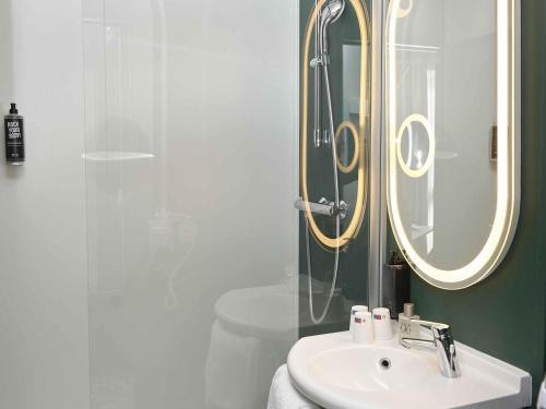 Habitación con 3 camas individuales del hotel Ibis Annecy Cran Gevrier. Foto 5