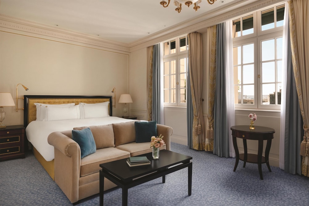 Habitación Deluxe, 1 cama de matrimonio grande del hotel Shangri-La, Paris. Foto 1