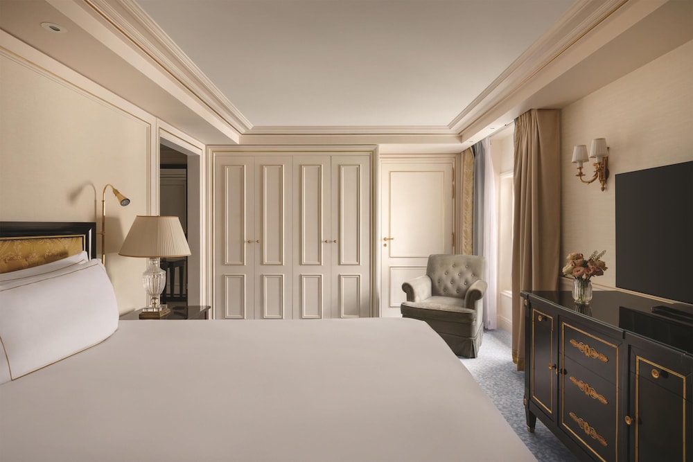 Habitación superior, 1 cama de matrimonio grande del hotel Shangri-La, Paris. Foto 1