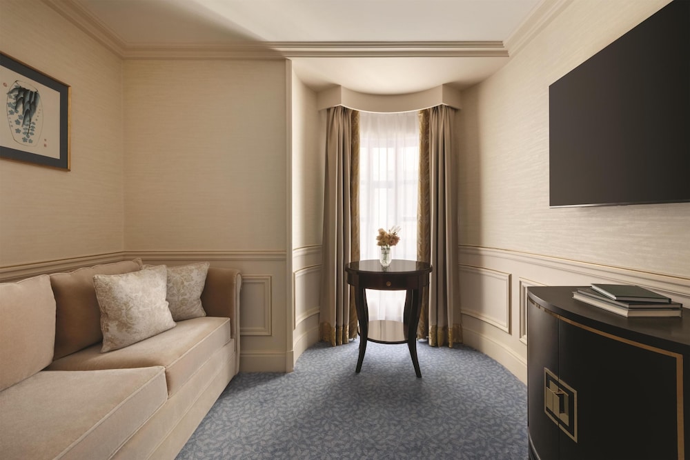 Habitación superior, 1 cama de matrimonio grande del hotel Shangri-La, Paris. Foto 2