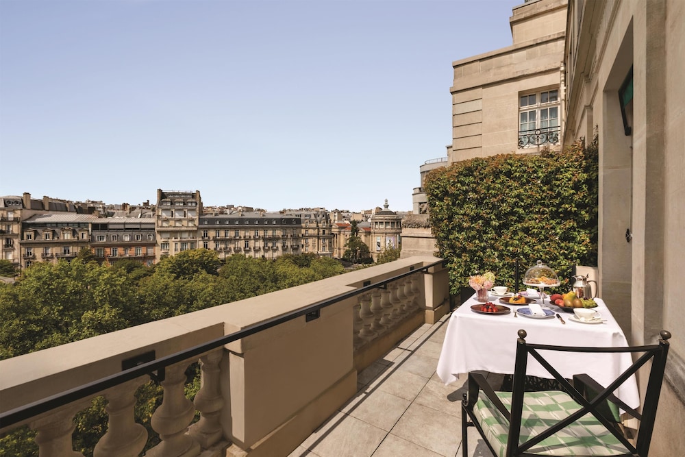Habitación, 1 cama de matrimonio grande (Terrace) del hotel Shangri-La, Paris. Foto 2